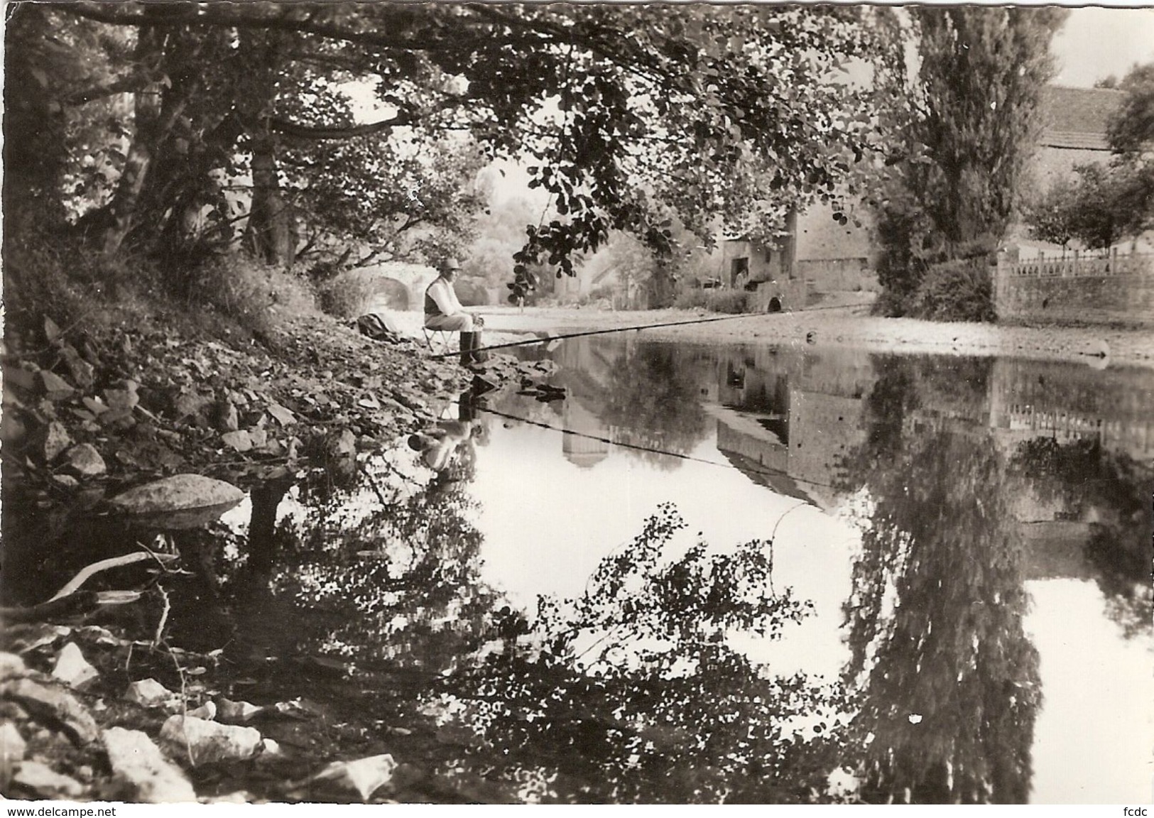 89 SAINT PERE SOUS VEZELAY,le Sbords De La Cure Avec Un PÊCHEUR - Altri & Non Classificati