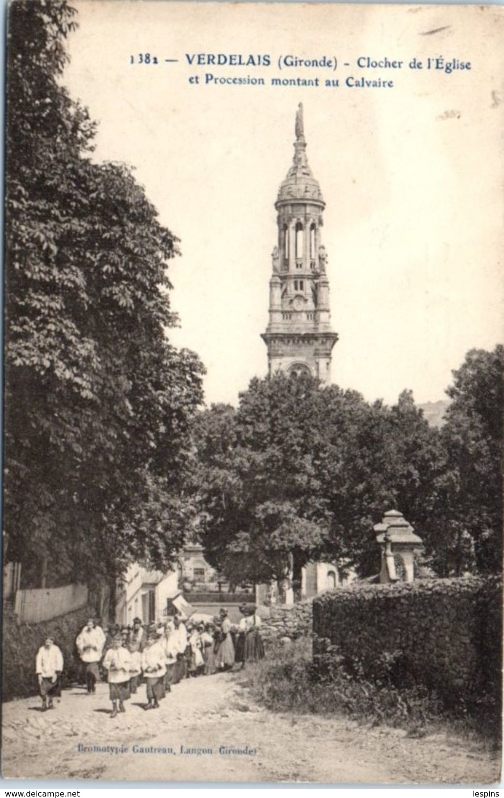 33 - VERDELAIS --  Clocher De L'Eglise Et Procession Montant Au Calvaire - Verdelais