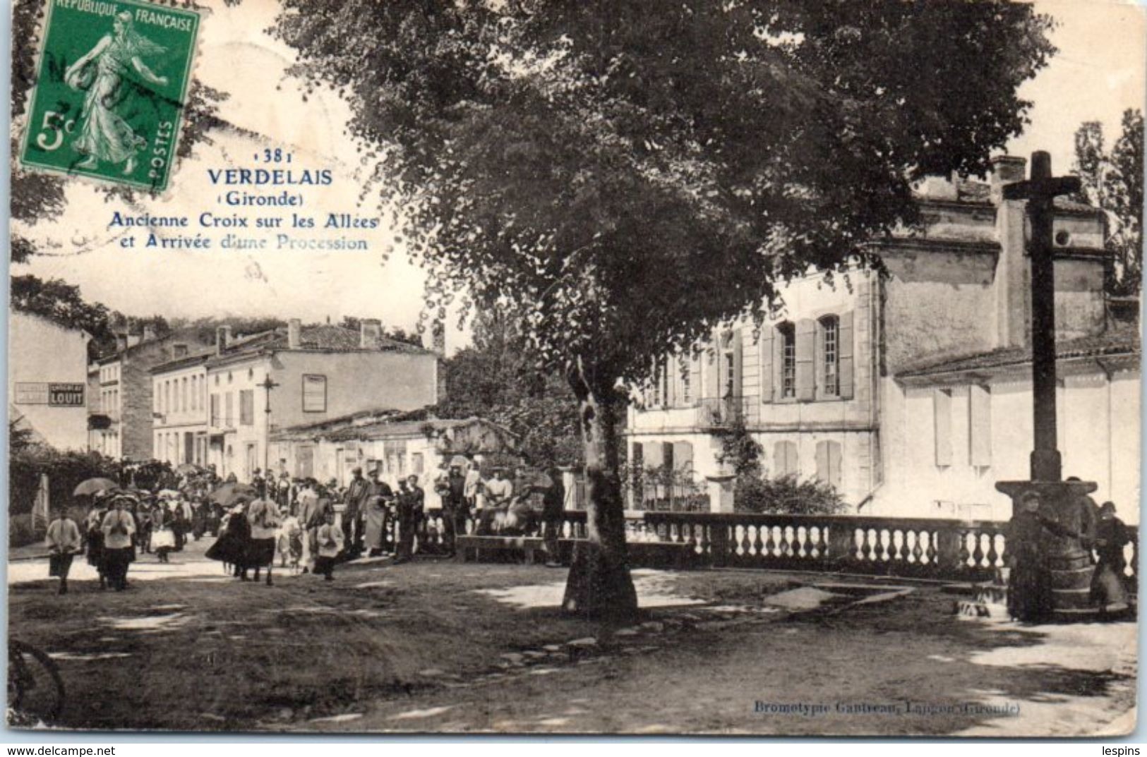 33 - VERDELAIS --  Ancienne Croix Sur Les Allées Et Arrivée D'une Procession - Verdelais