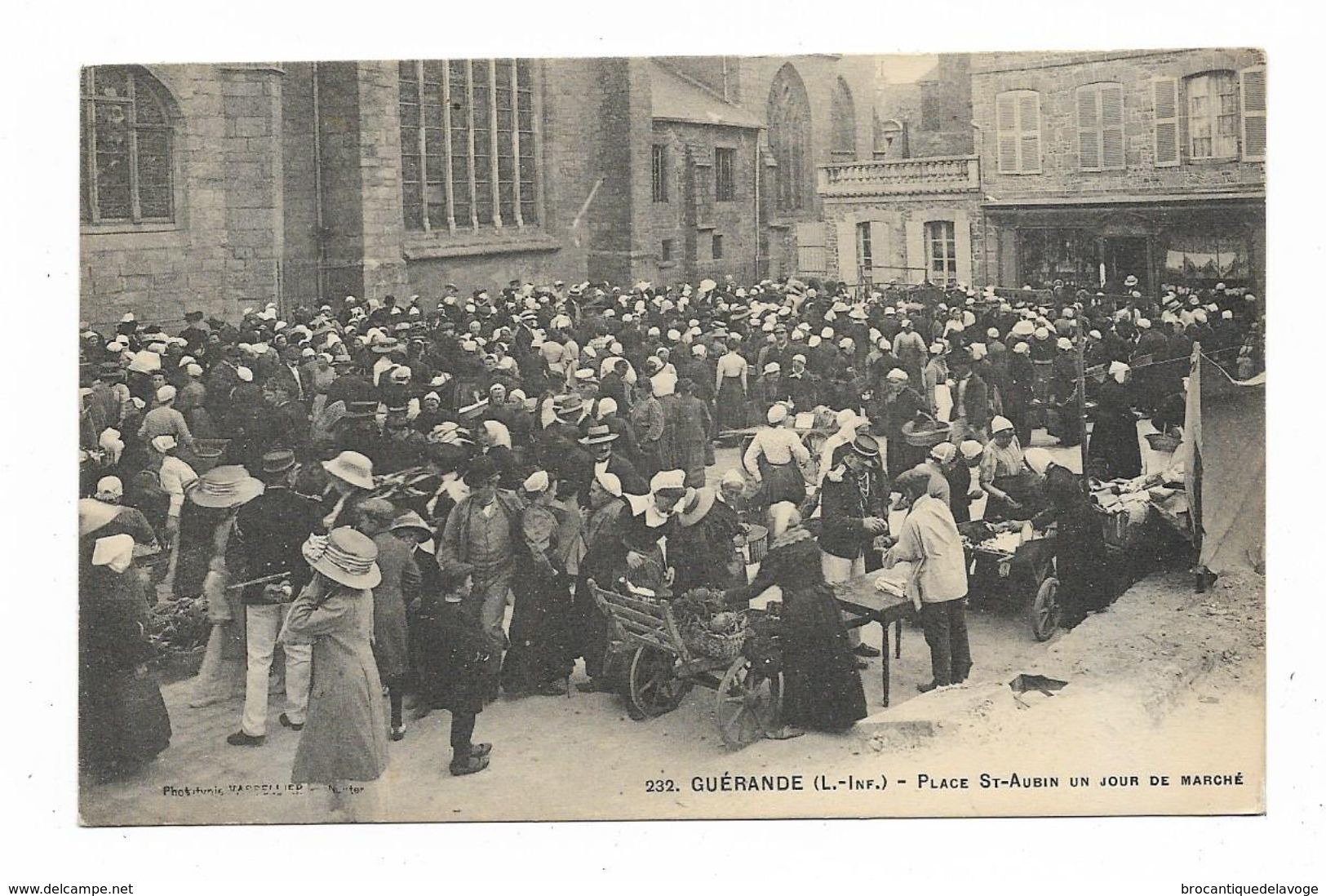 CPA 44 GUERANDE Place Saint Aubin Un Jour De Marché - Guérande