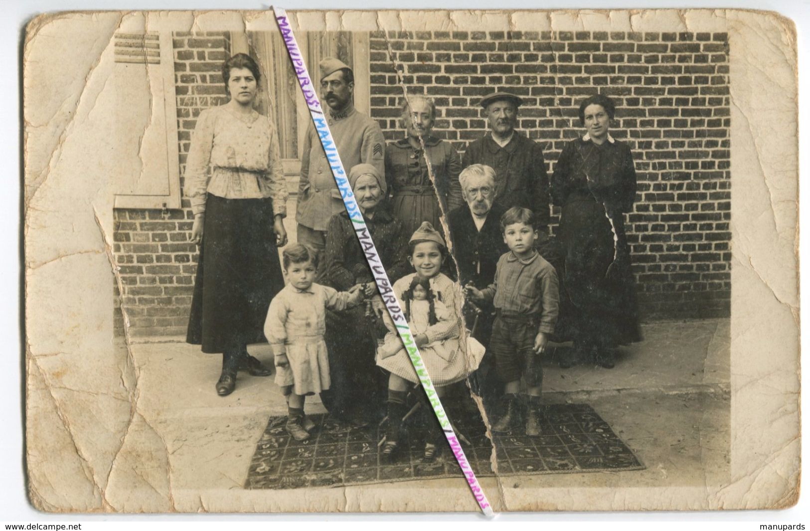 80 ROLLOT / CARTE PHOTO / 1917 / POILU / 140e RI ( GRENOBLE ) / FAMILLE / POUPÉE / 140e RÉGIMENT D' INFANTERIE - Altri & Non Classificati
