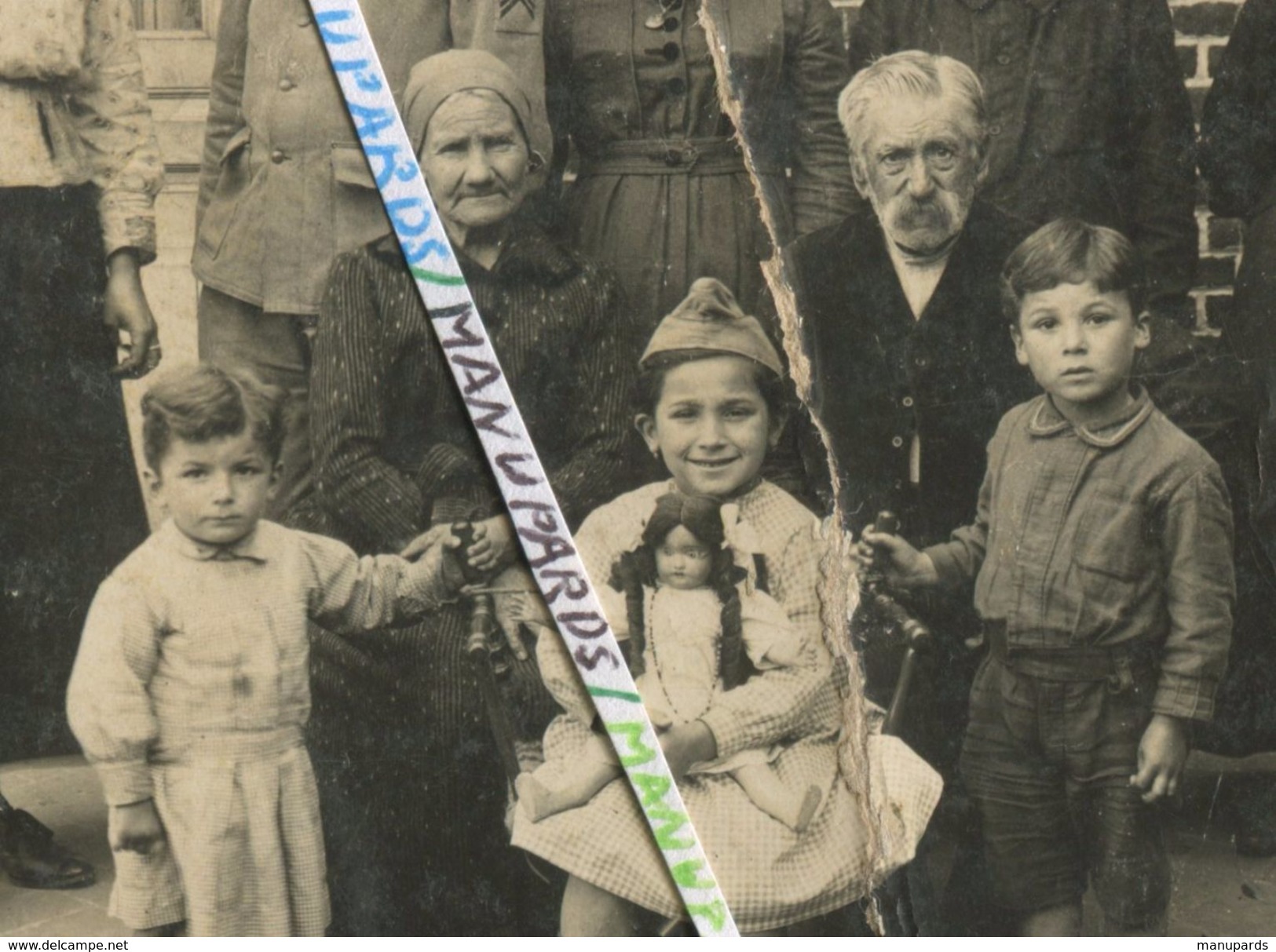 80 ROLLOT / CARTE PHOTO / 1917 / POILU / 140e RI ( GRENOBLE ) / FAMILLE / POUPÉE / 140e RÉGIMENT D' INFANTERIE - Altri & Non Classificati