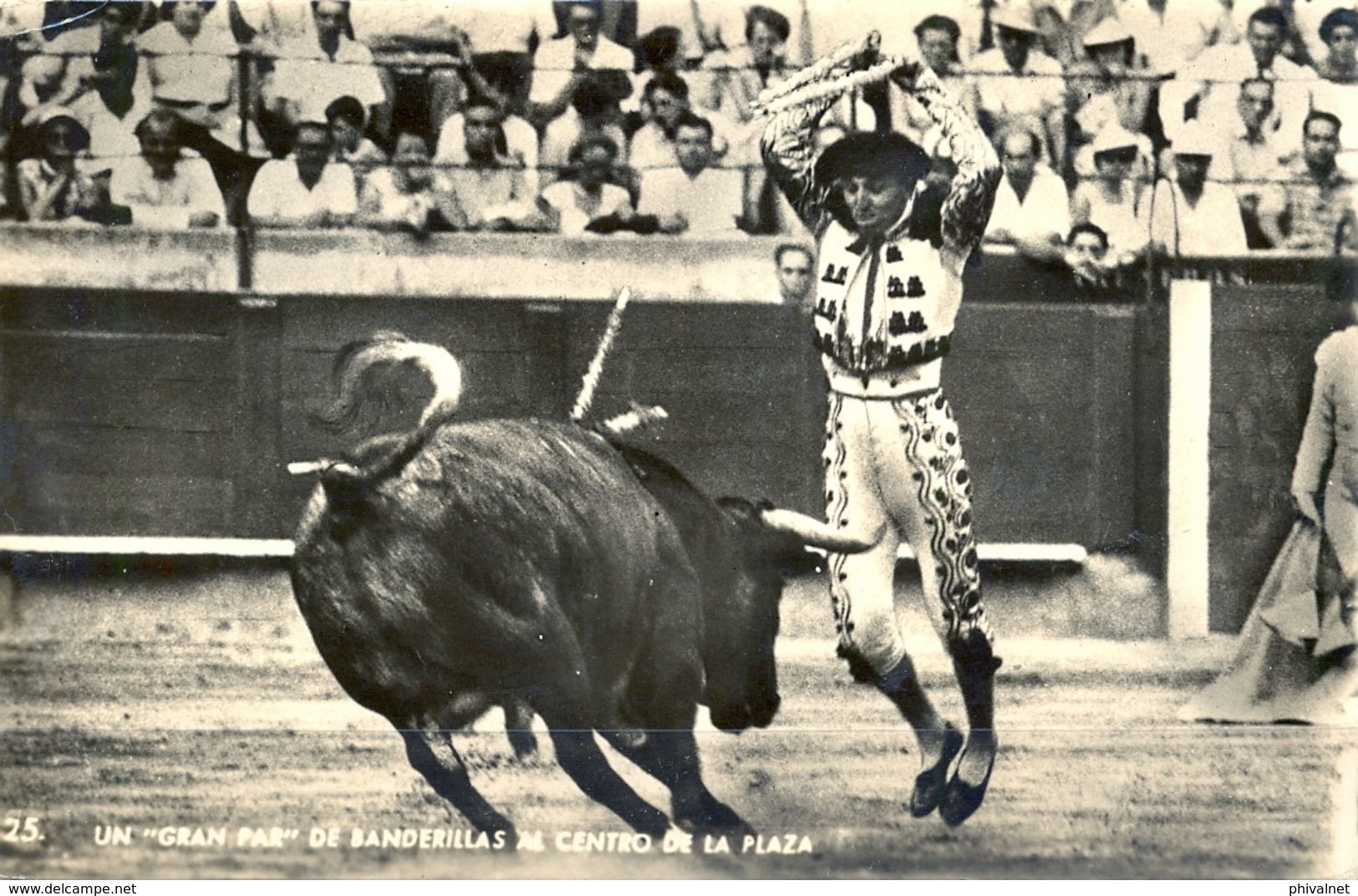 TARJETA POSTAL CIRCULADA , TOREROS , TOROS , TAUROMAQUIA , UN " GRAN PAR " DE BANDERILLAS AL CENTRO DE LA PLAZA - Corridas