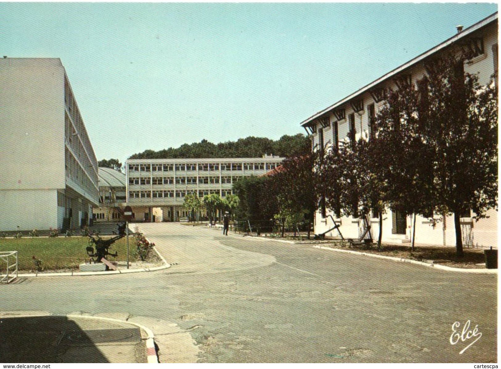 Hourtin Centre De Formation Le Pavillon Du Commandement Et Le Pavillon Jean Bart CPM Ou CPSM - Autres & Non Classés