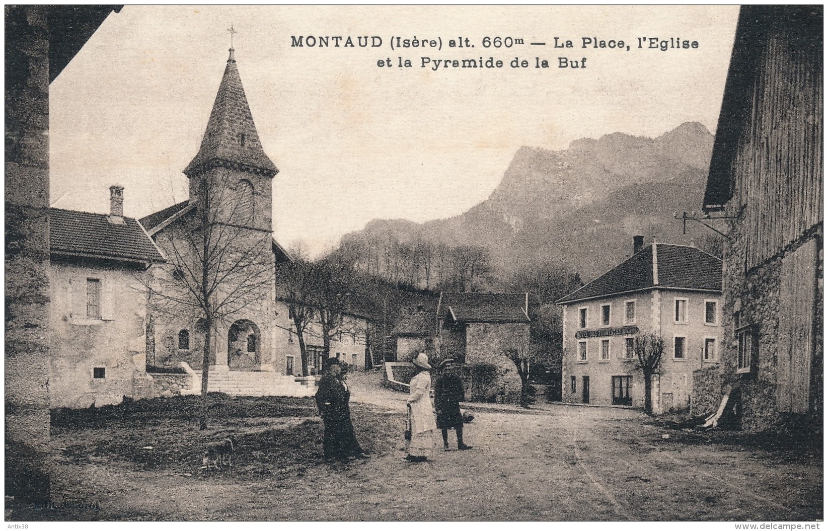 G153 - 38 - MONTAUD - Isère - La Place, L'Église Et La Pyramide De La Buf - Autres & Non Classés