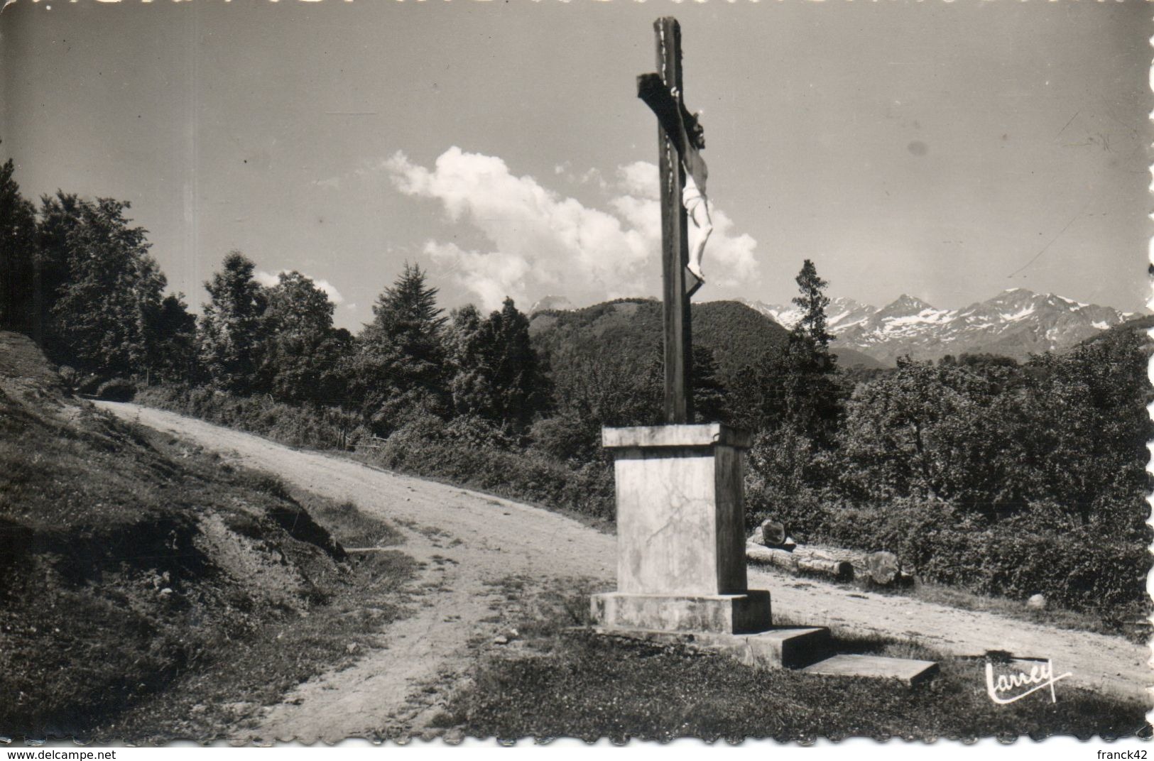 09. Oust. La Croix. Chemin Du Calvaire. Cpsm Petit Format - Oust