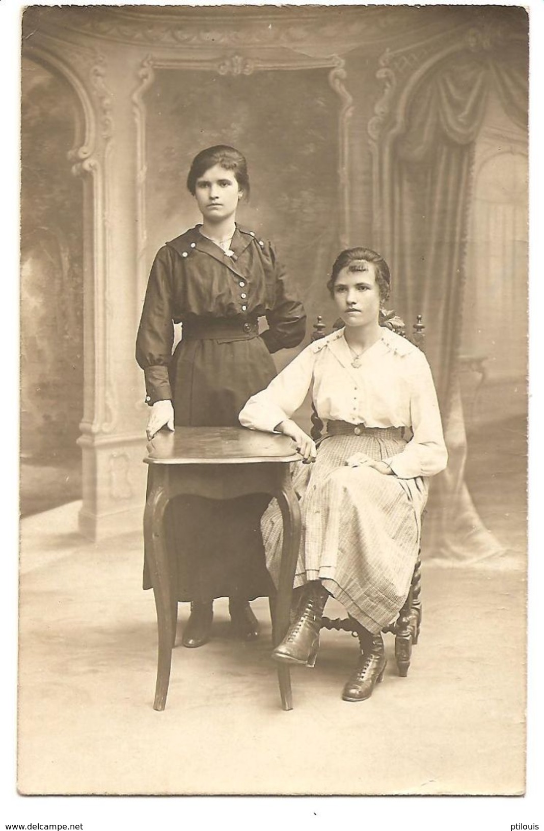 CARTE-PHOTO - 2 Femmes (soeurs ?) Et Guéridon (BE) - Photos