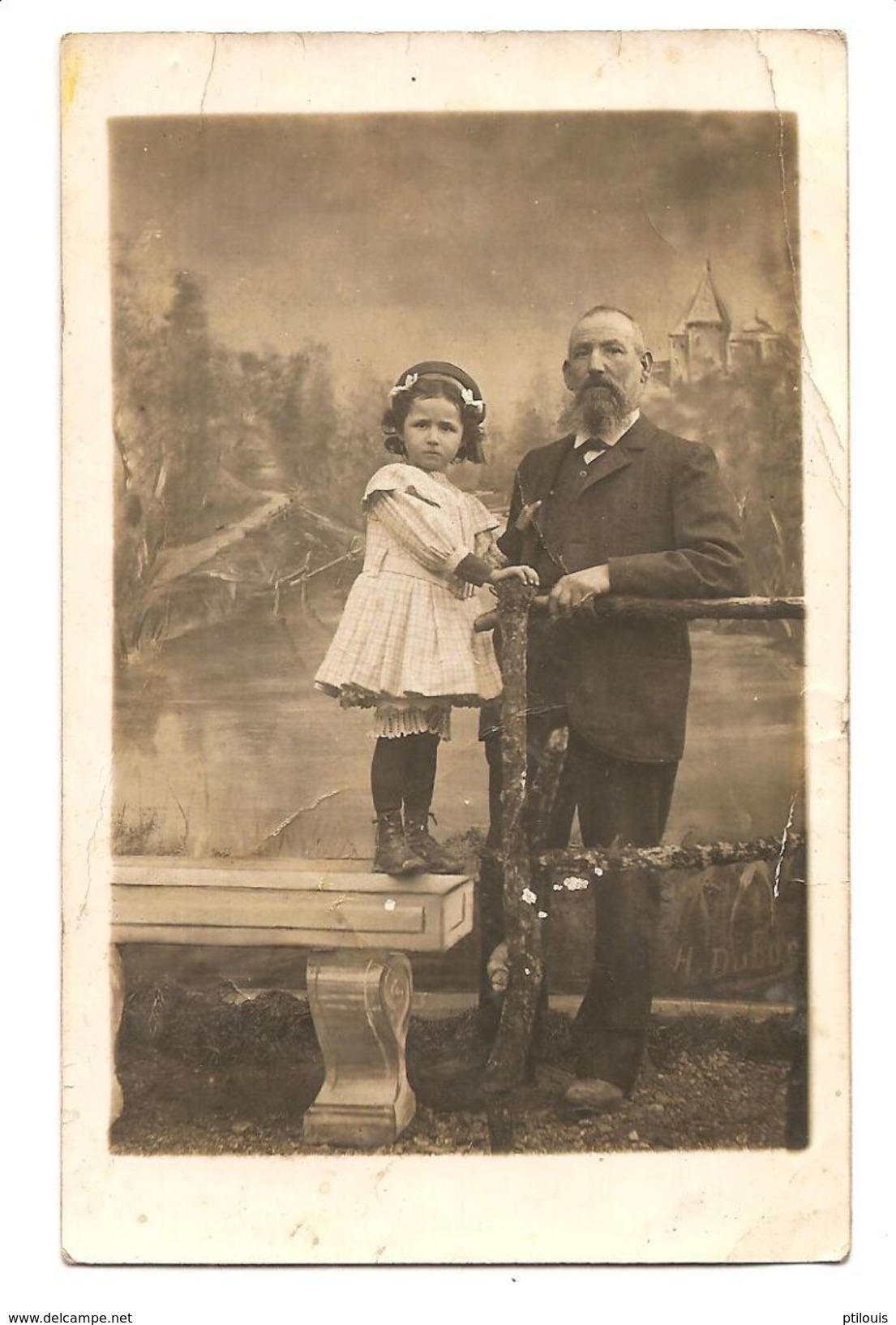 Carte-photo : Grand-père Et Petite Fille Sur Un Banc... (état Moyen...) - Photos