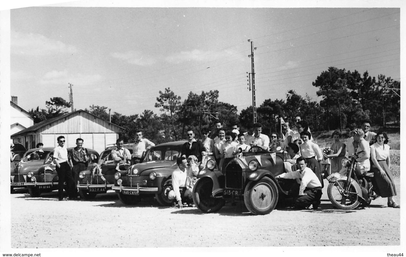 LA BARRE-de-MONT - FROMENTINE - Cliché D'un Rallye En 1955 - Parking Devant L'Hôtel - Voitures, Moto  - Voir Description - Autres & Non Classés