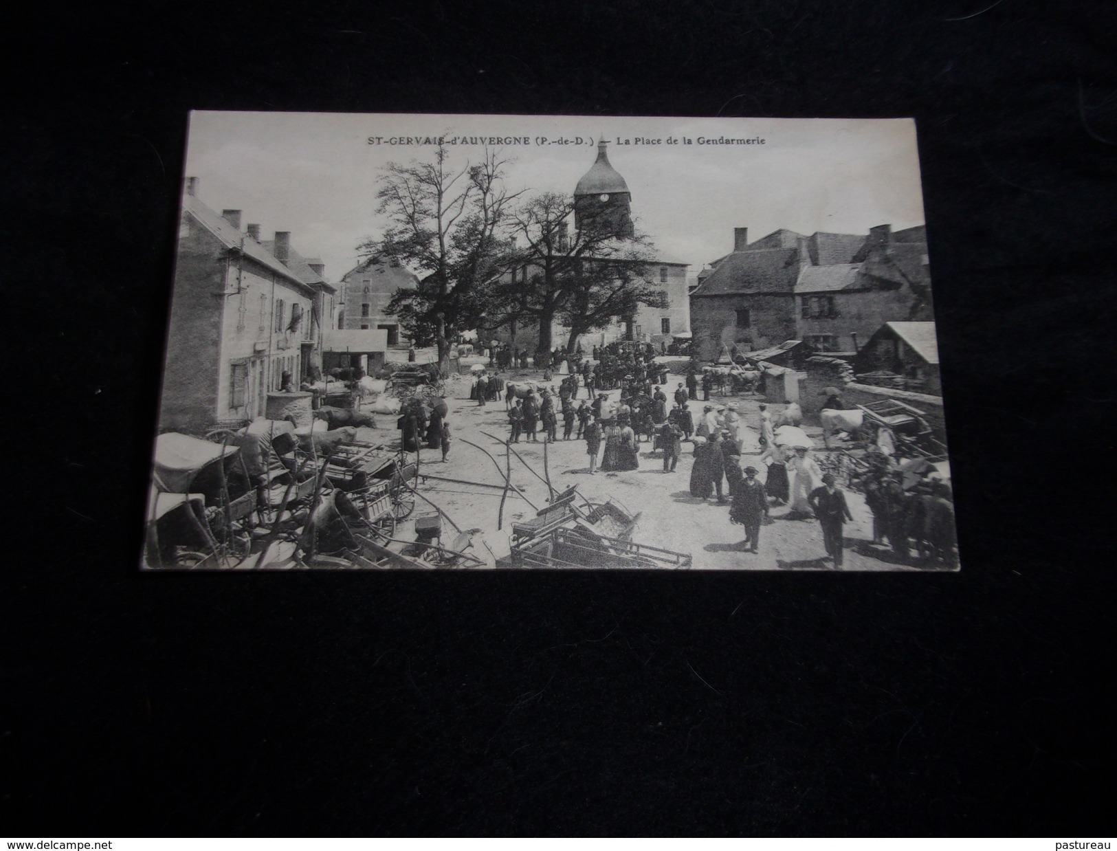 Saint - Gervais D ' Auvergne. La Place De La Gendarmerie , Un Jour De Foire. Voir 2 Scans . - Saint Gervais D'Auvergne