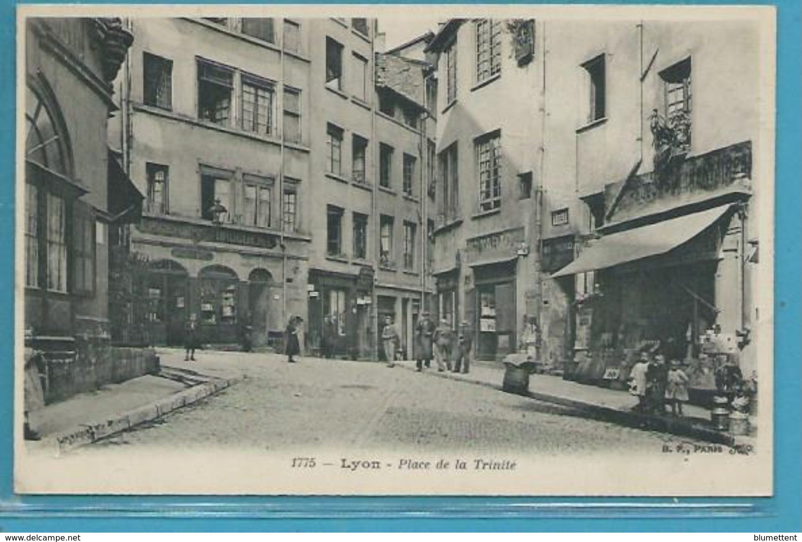 CPA 1775 - Commerces Place De La Trinité LYON 69 - Autres & Non Classés