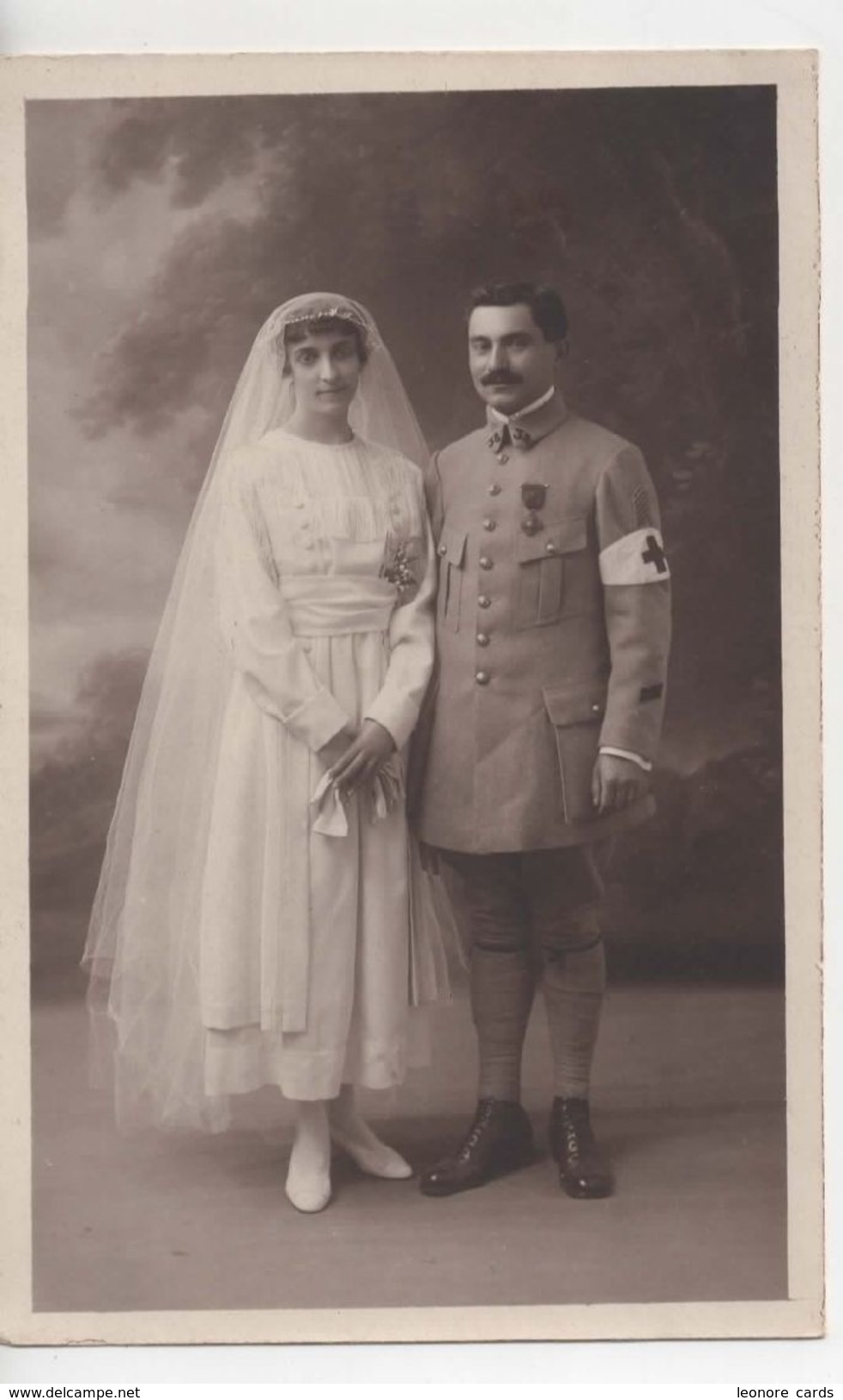 Cpa.Photographie.Couple.jeunes Mariés.homme En Costume Militaire Brassard Avec Croix - Photographie