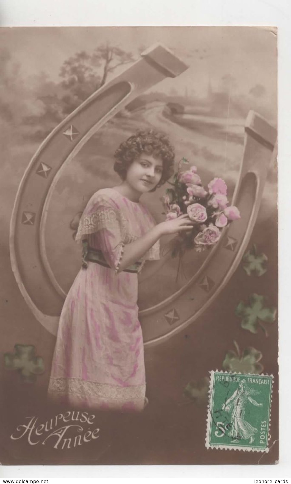 Cpa.Enfant.Heureuse Année.Jeune Fille En Rose Avec Bouquet De Roses Et Gros Fer à Cheval Trèfles - Portraits