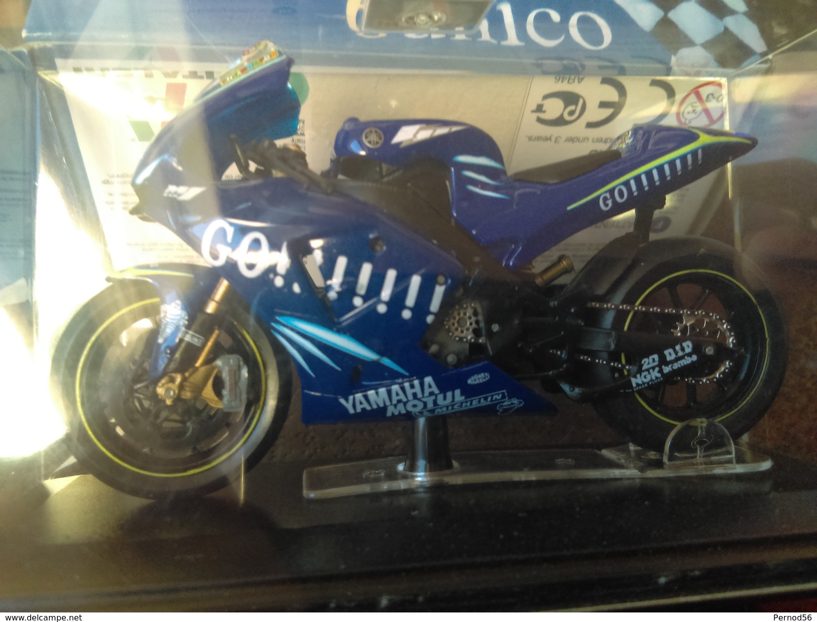 Vends Très Belle Réduction De Moto YAMAHA  1/22 °ème  YZ2R M1 - Motorcycles