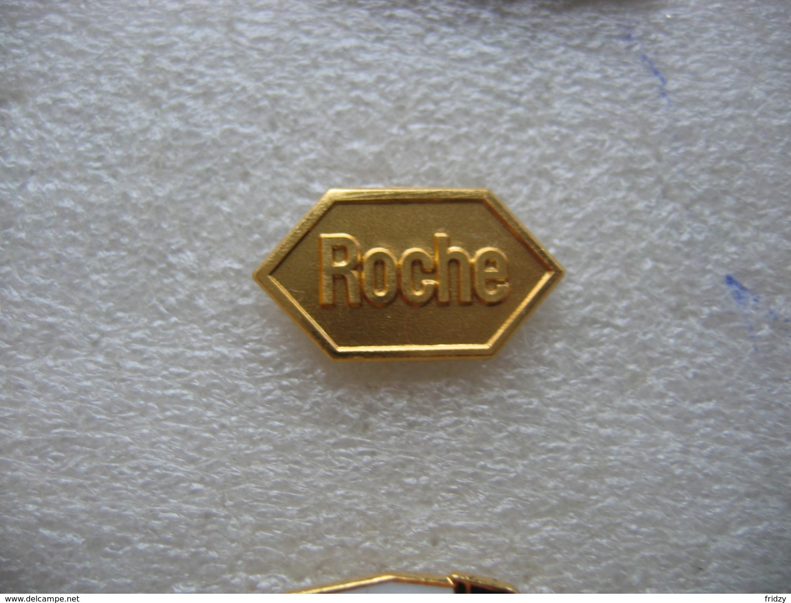 Pin's Embleme De La Sté Pharmaceutique "ROCHE" - Medici