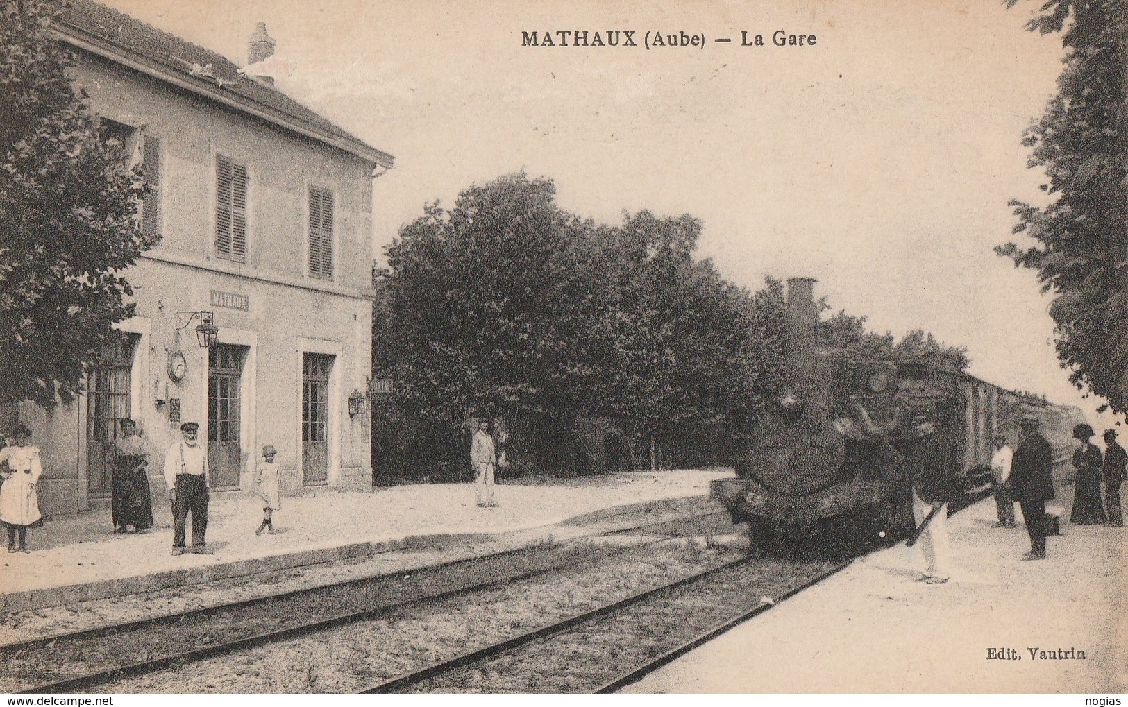 MATHAUX - LE TRAIN ARRIVE EN GARE - BELLE ANIMATION SUR LES QUAIS - TOP !!! - Autres & Non Classés