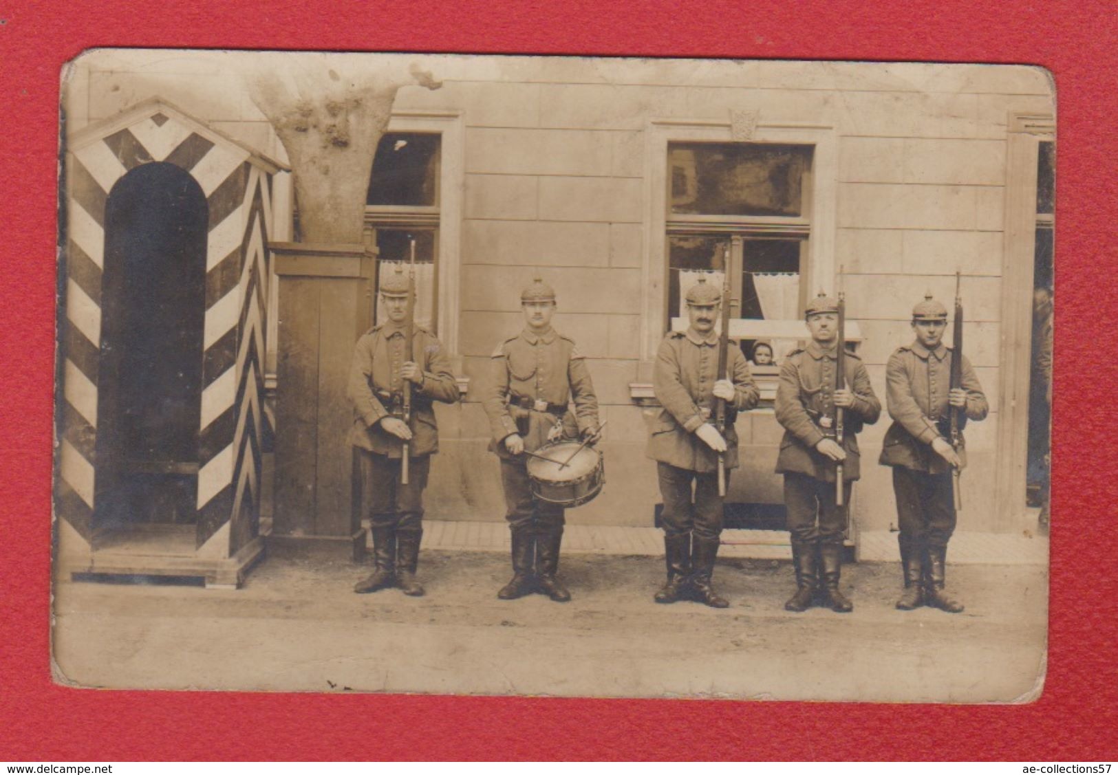 Carte Photo  -- Soldat Allemands  Devant Un Poste De Garde - Guerra 1914-18