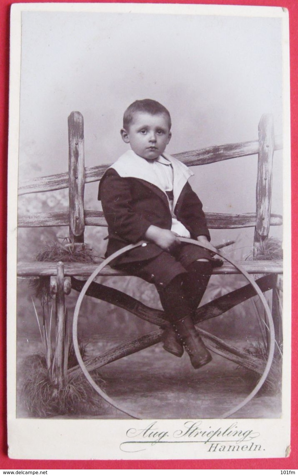 Old Kabinet Photo - Kid With Wooden Wheel - Photographie