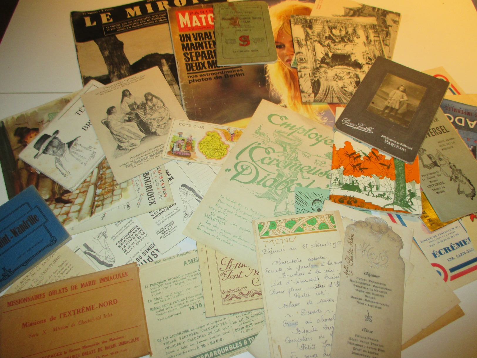 Lot Vieux Papiers Tres Divers, Cartes, Cpa Photos, Vieux Journaux, Etiquettes Vin, Fromage, Menus, Pub, ,buvard, Chromos - Unclassified