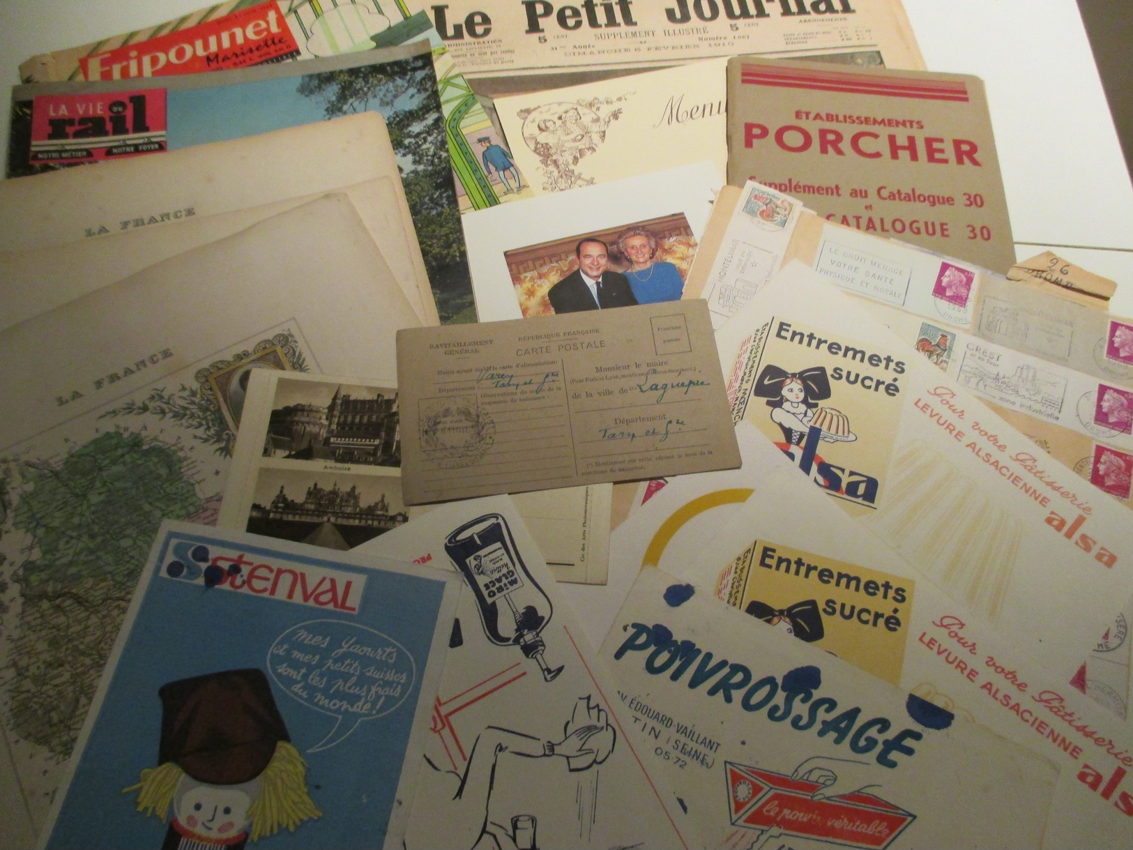 lot vieux papiers tres divers, cartes, cpa photos, vieux journaux, etiquettes vin, fromage, menus, pub, ,buvard, chromos