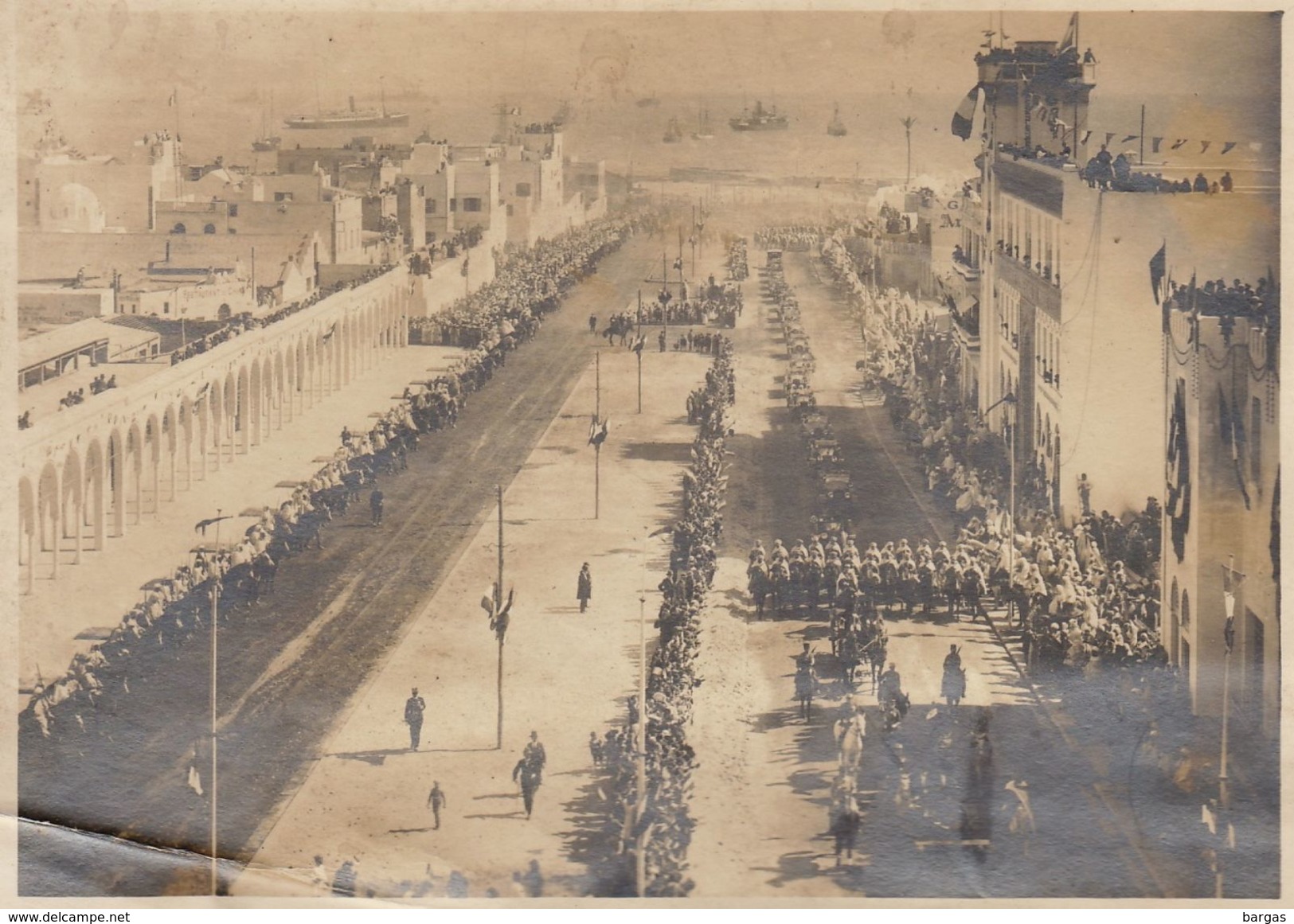 Photo 5 Avril Casablanca Défilé Militairela Ville Arabe La Flotte De Guerre De Avedis Tchakerian - Guerre, Militaire