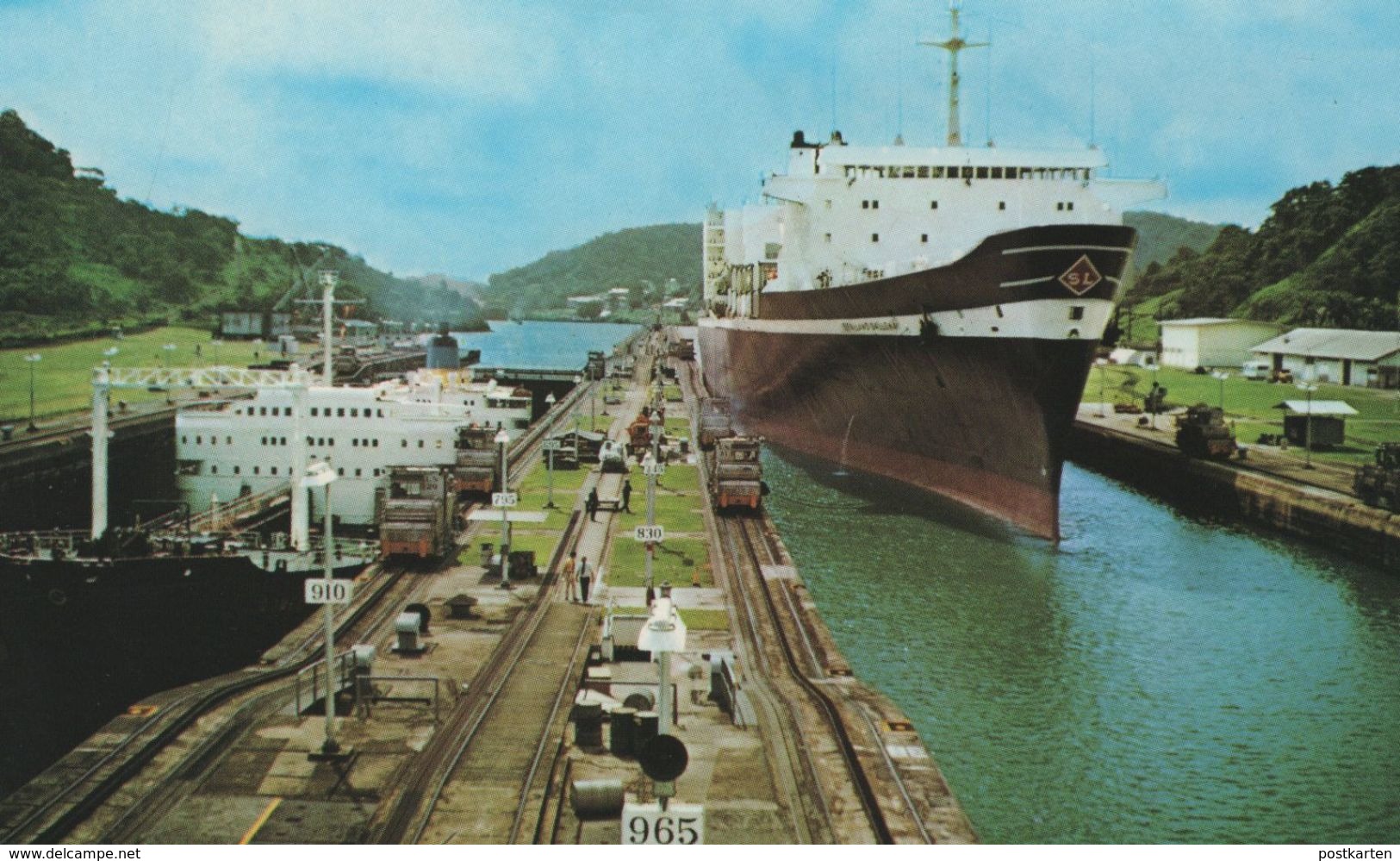 ÄLTERE POSTKARTE MODERN CARGO SHIP TROUGH MIRAFLORES LOCKS PANAMA CANAL Train Locomotive Lokomotive AK Postcard Cpa - Handel