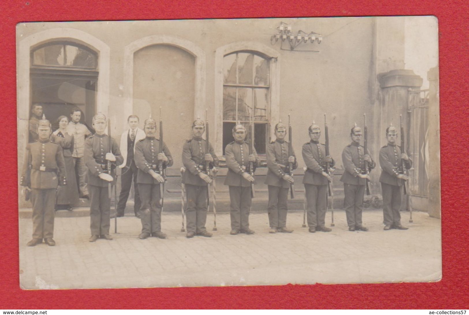 Carte Photo -- Soldats Allemands Dans Une Cour - Guerre 1914-18