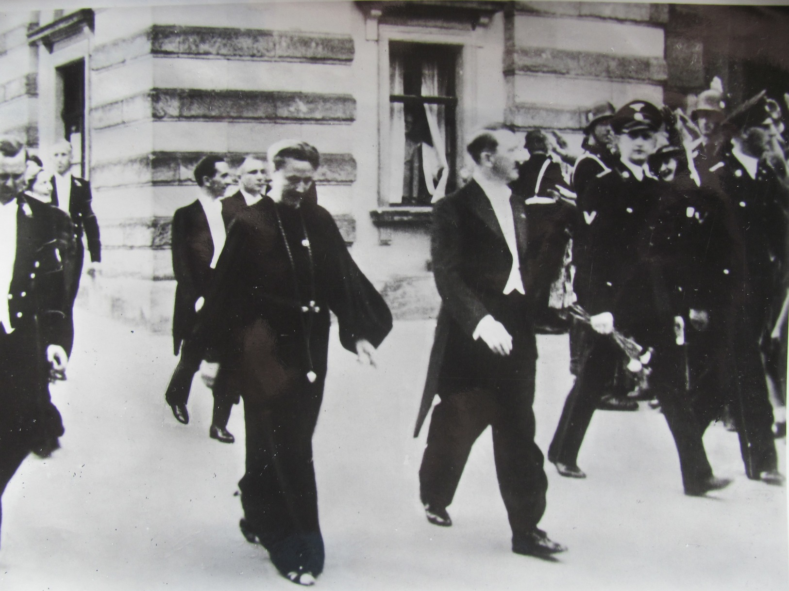 PRESSEFOTO  3.REICH 1938  180 X 130 DER FÜHRER ADOLF HITLER ZU DEN FESTSPIELEN IN BAYREUTH MIT FRAU WAGNER & GOEBBELS - Krieg, Militär