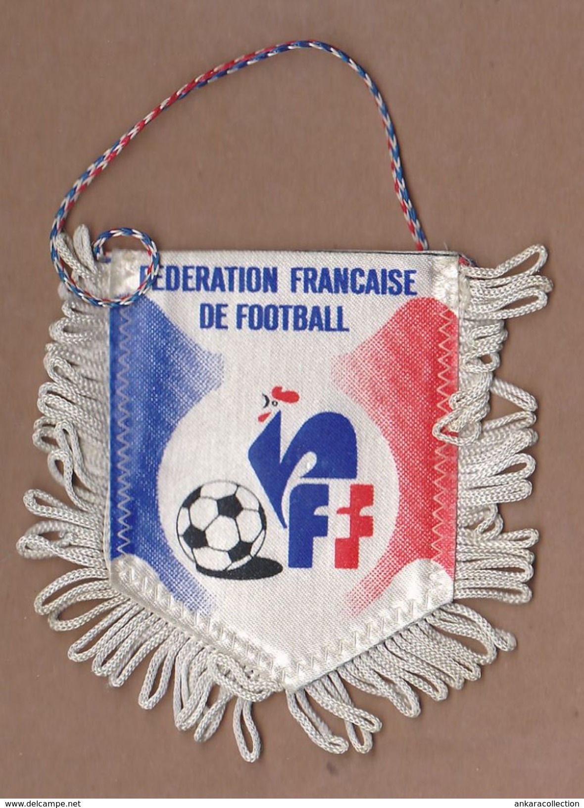 AC - CHAMPION D'EUROPE 84 CHAMPION OLYMPIQUE 84 DEMI - FINALISTE COUPE DU MONDE FEDERATION FRANCAISE DE FOOTBALL PENNANT - Uniformes Recordatorios & Misc