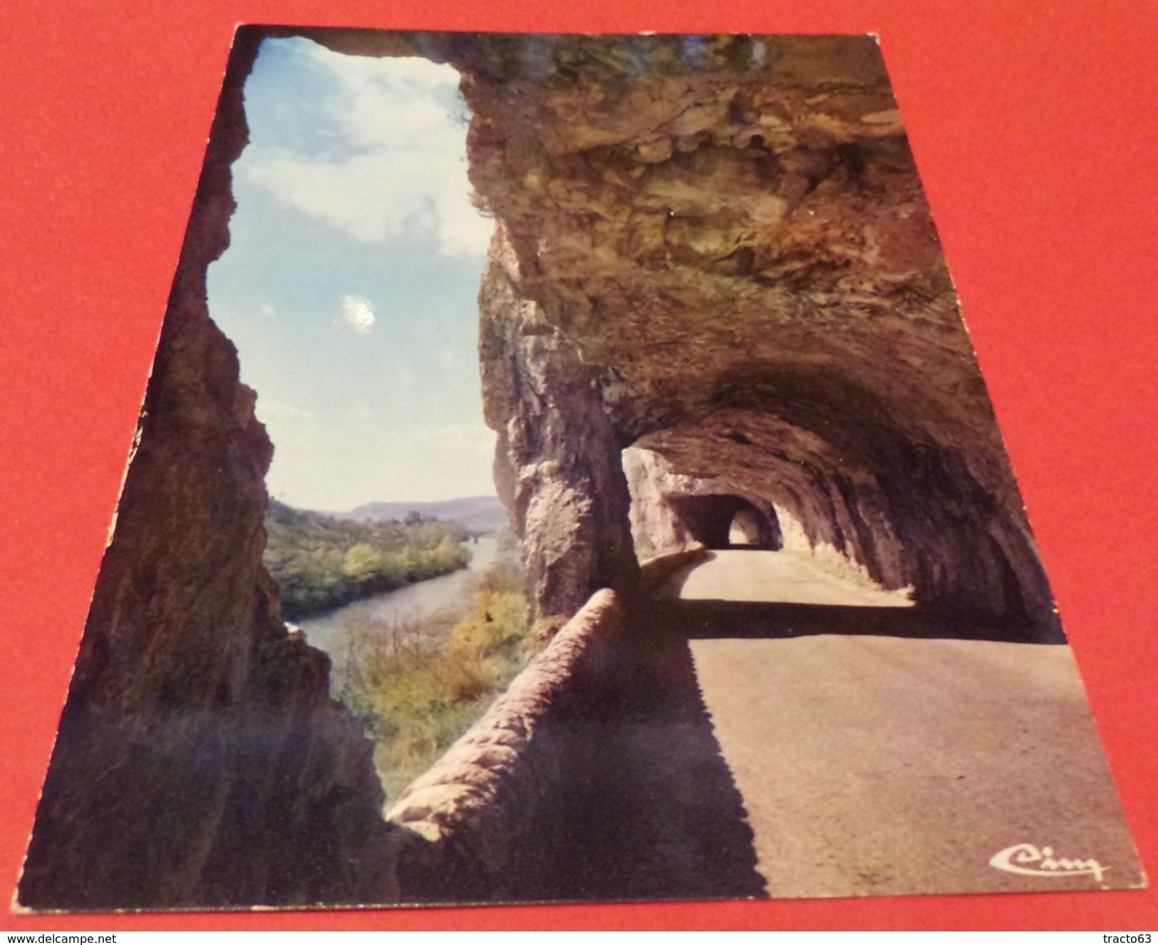 CARTE POSTALE ARDECHE : RUOMS, DANS LES DEFILES ,  ETAT VOIR PHOTO  . POUR TOUT RENSEIGNEMENT ME CONTACTER. REGARDEZ MES - Ruoms