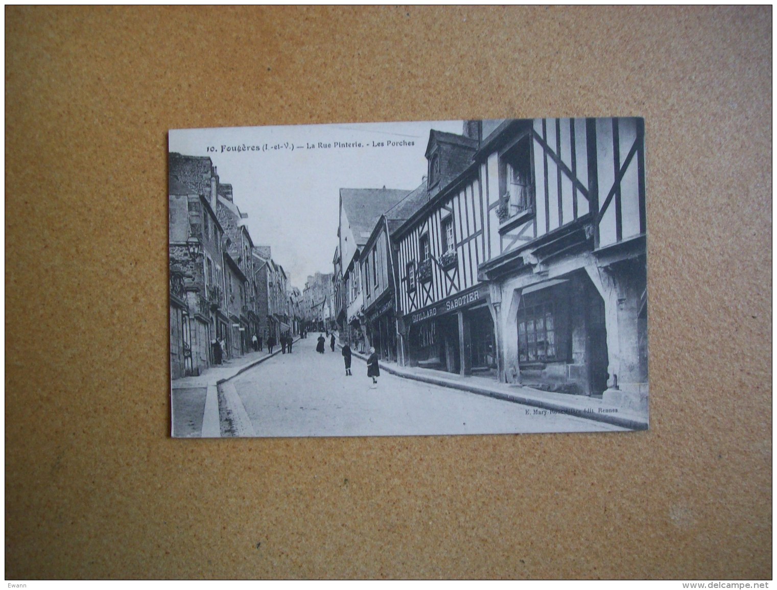 Carte Postale Ancienne De Fougères: La Rue Pinterie - Les Porches - Fougeres