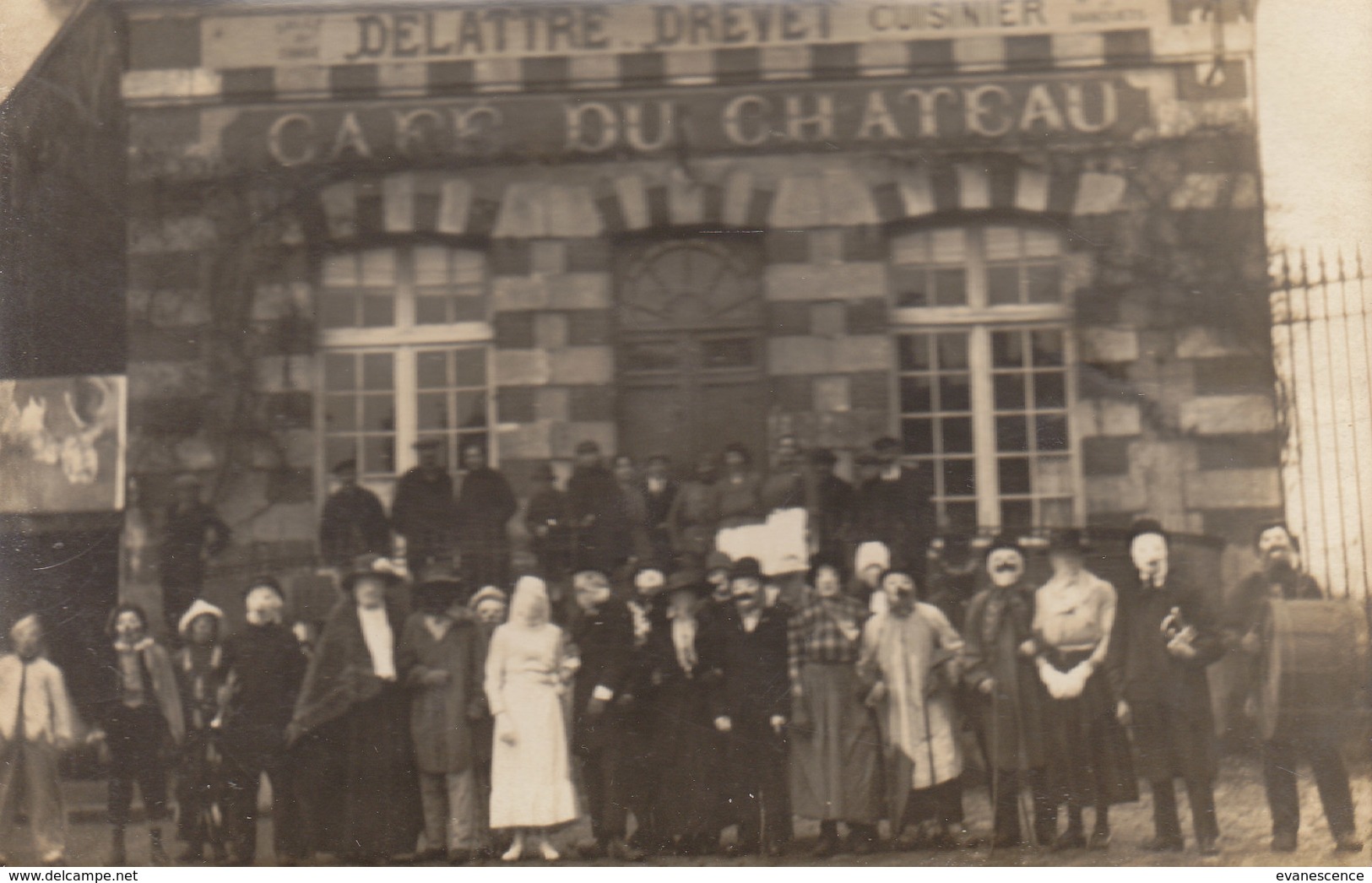 °°°°  BELLEGARDE  ... CARTE PHOTO  DEVANT LE CAFE DU CHATEAU      °°°°     ///////  REF  DEC.  17  /////  BO. 45 - Autres & Non Classés