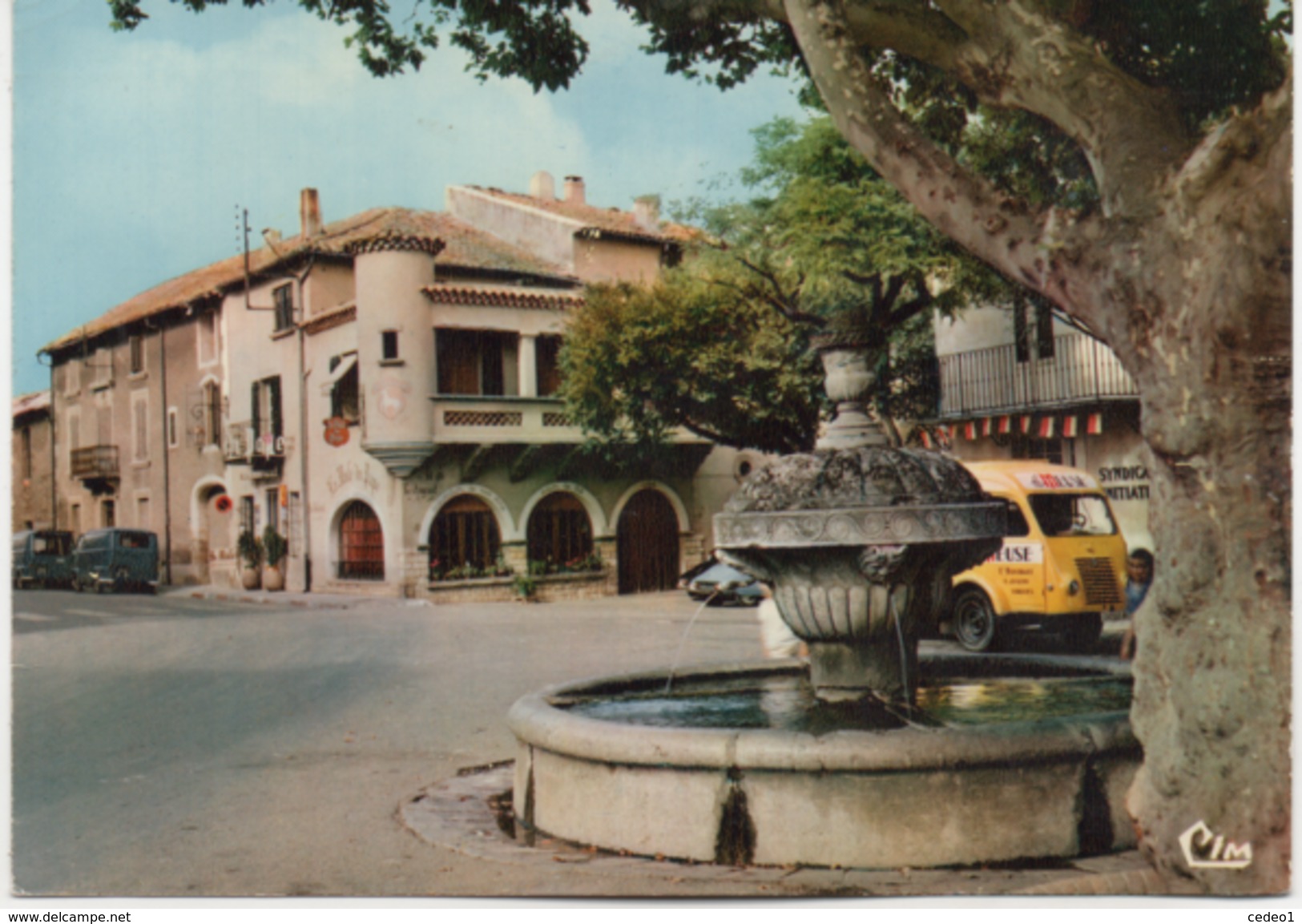 CHATEAUNEUF DU PAPE  LA FONTAINE ET LA RUE DE LA REPUBLIQUE - Chateauneuf Du Pape