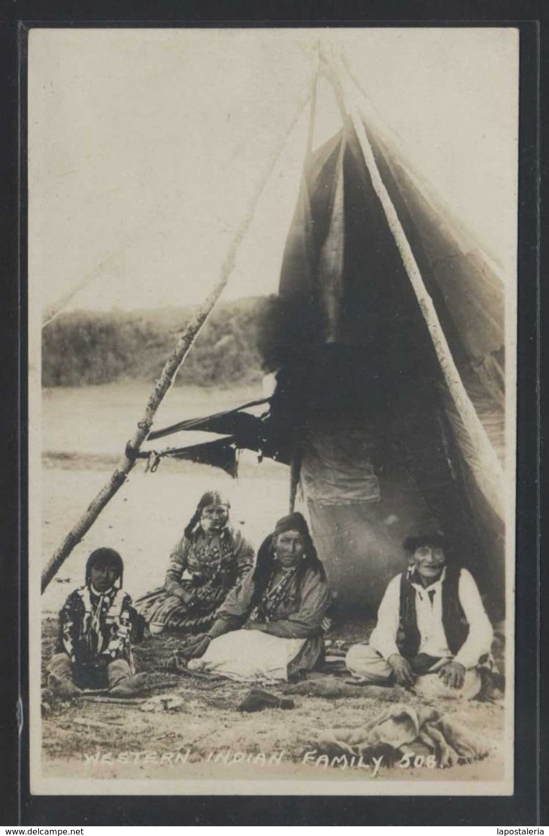 Foto: Byron Harmon. *Western Indian Family* Nueva. - Sin Clasificación