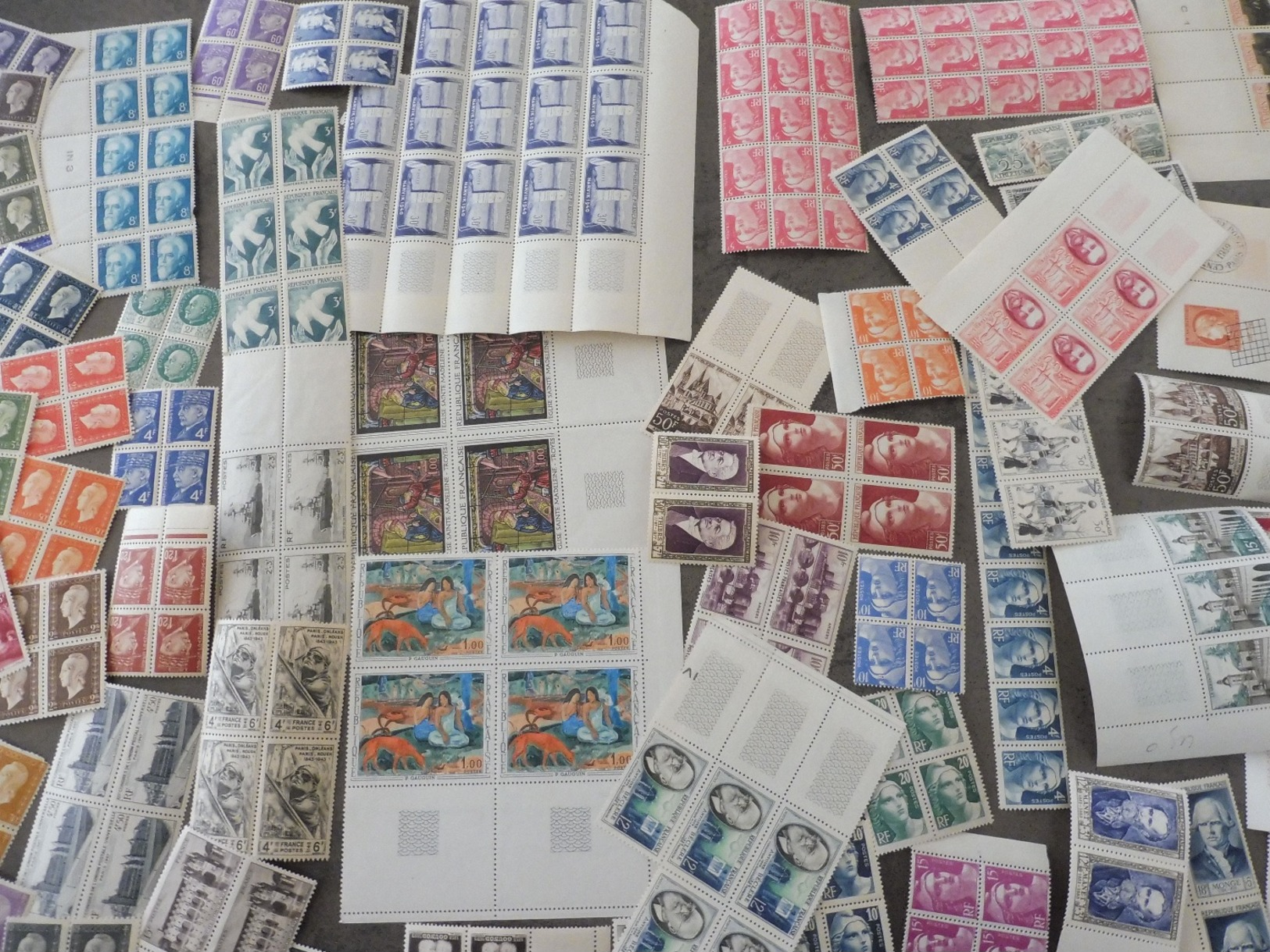 ### Vente spéciale Noël  !!! lot de FRANCE timbres neufs luxes en blocs de 4, morceaux de feuilles....cote énorme