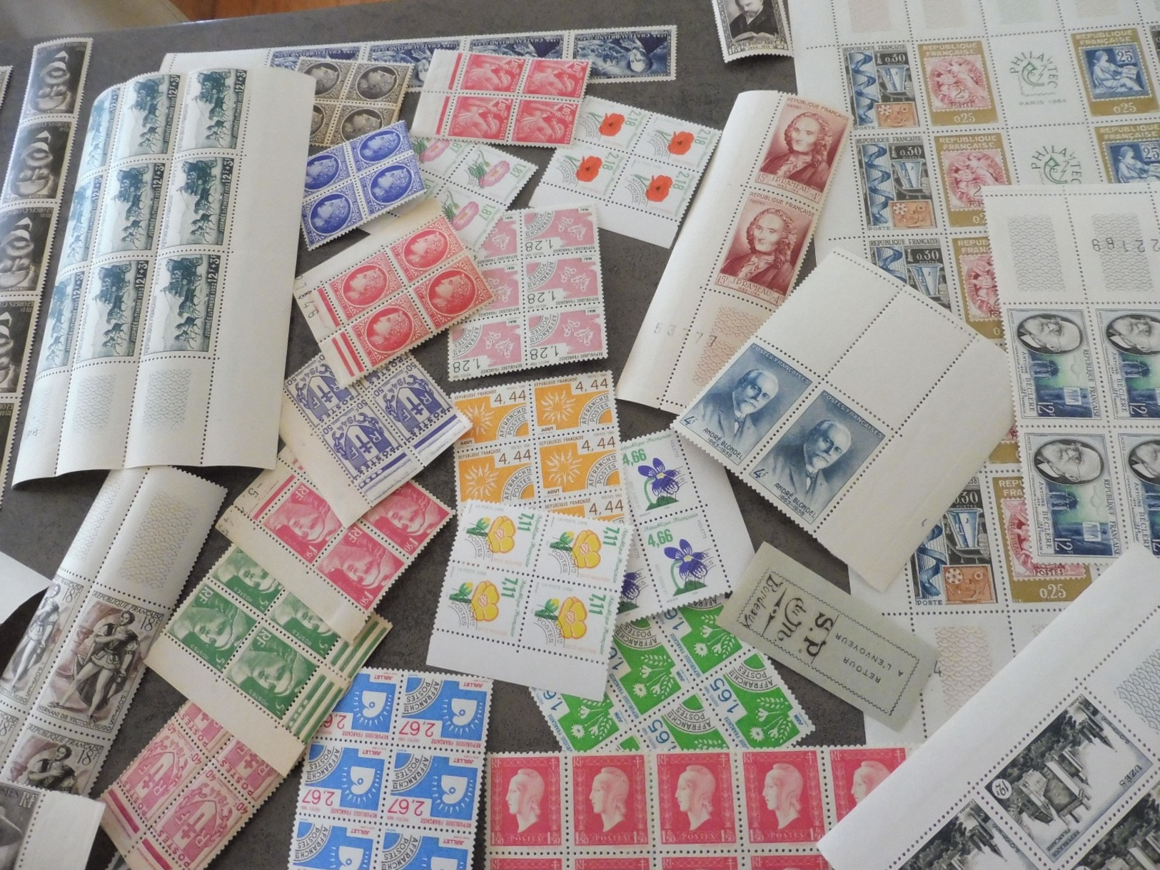 ### Vente spéciale Noël  !!! lot de FRANCE timbres neufs luxes en blocs de 4, morceaux de feuilles....cote énorme