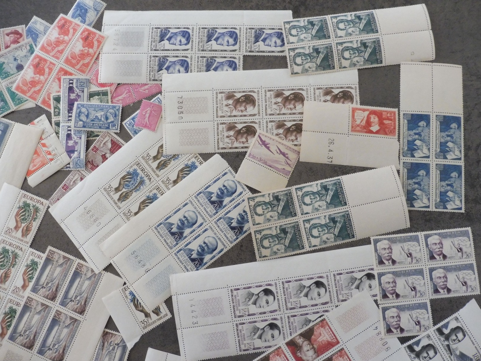 ### Vente spéciale Noël  !!! lot de FRANCE timbres neufs luxes en blocs de 4, morceaux de feuilles....cote énorme