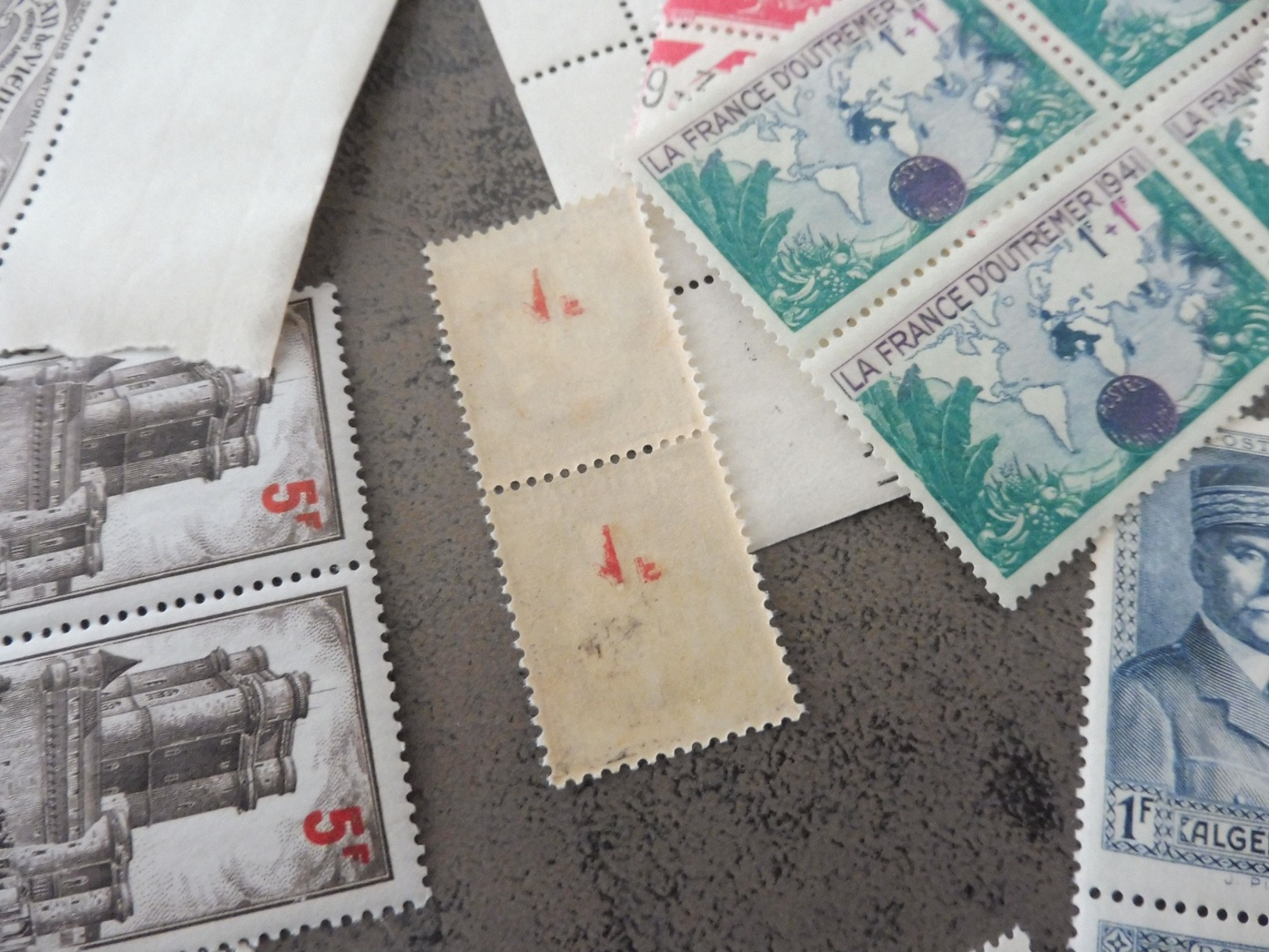 ### Vente spéciale Noël  !!! lot de FRANCE timbres neufs luxes en blocs de 4, morceaux de feuilles....cote énorme