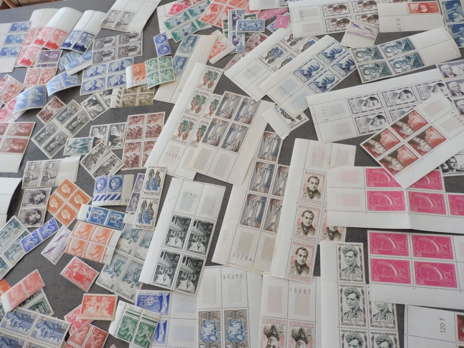 ### Vente spéciale Noël  !!! lot de FRANCE timbres neufs luxes en blocs de 4, morceaux de feuilles....cote énorme