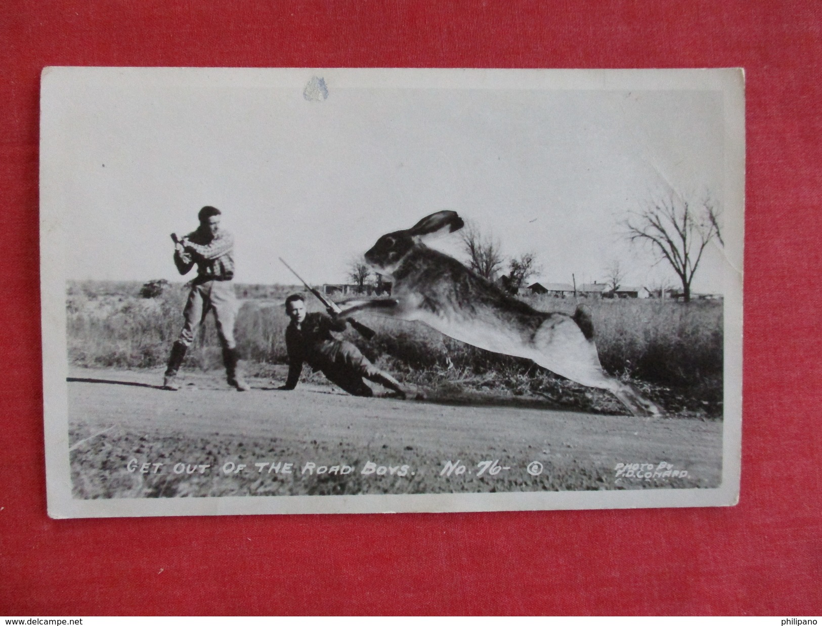 Exaggeration  RPPC  Rabbit Attacks Man With Shotgun           Ref 2757 - Autres & Non Classés