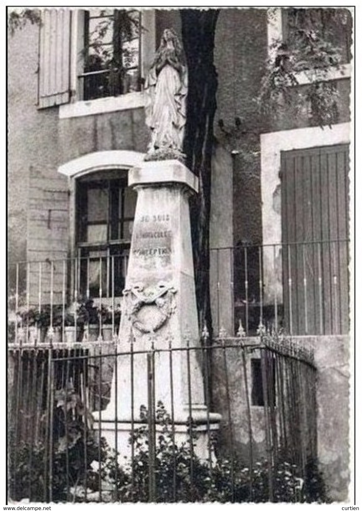 CAUMONT Sur Durance  84  Statue De La Vierge . Place Du Chateau . - Caumont Sur Durance