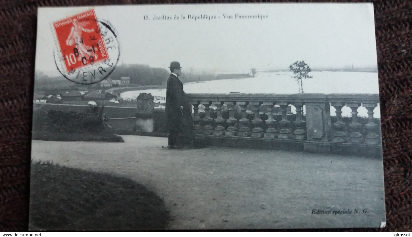 CPA NEVERS NIEVRE LES JARDINS DE LA REPUBLIQUE VUE PANORAMIQUE ED NG 15 HOMME - Nevers