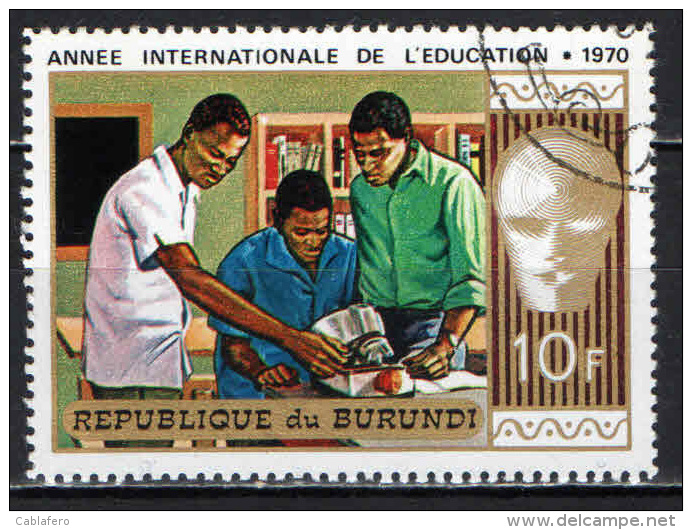 BURUNDI - 1970 - STUDENTE AL MICROSCOPIO - ANNO INTERNAZIONALE DELL'EDUCAZIONE SCOLASTICA - USATO - Usati