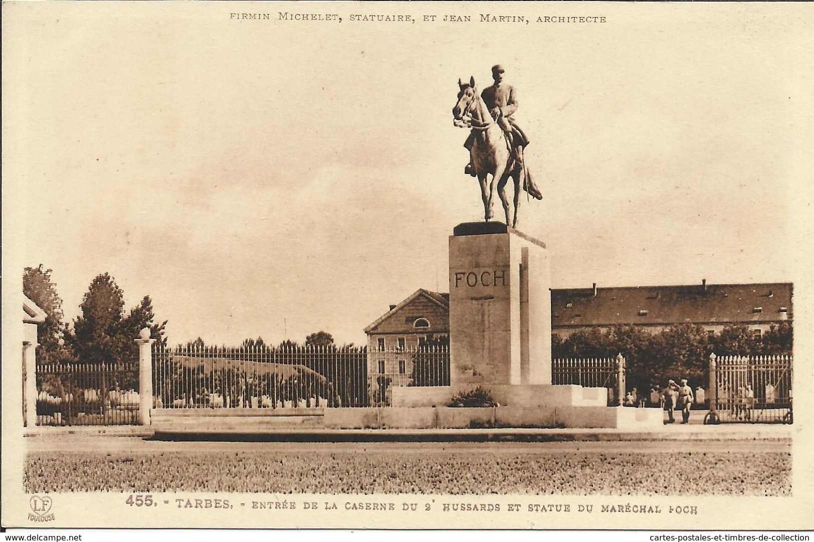 TARBES , Entrée De La Caserne Du 2° Hussards & Statue Du Maréchal Foch - Tarbes