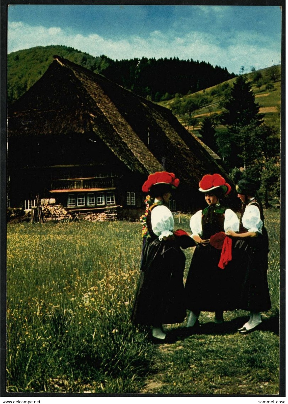 Schwarzwald-Haus Mit Schwarzwald-Tracht Frauen  -  Ansichtskarte Ca.1975    (7963) - Costumi