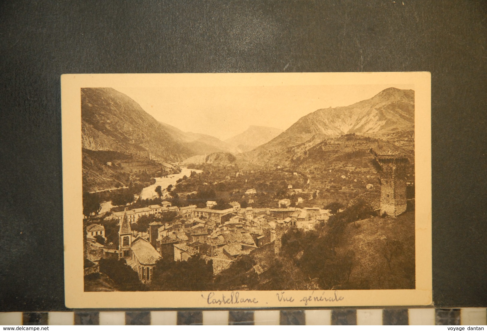 CP,  Castellane, Station Estivale, Vue Generale Et La Vieille Tour - Castellane