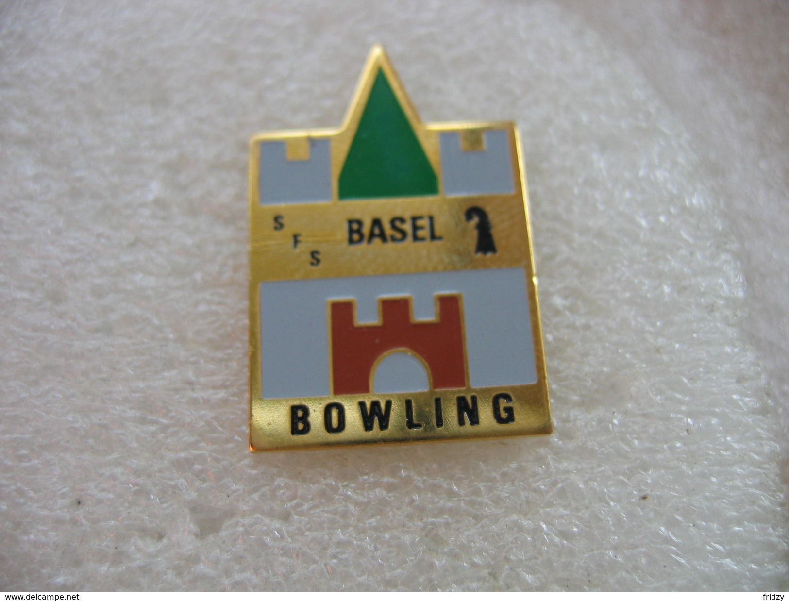 Pin's Du Bowling Center De La Ville De Bale En Suisse - Bowling