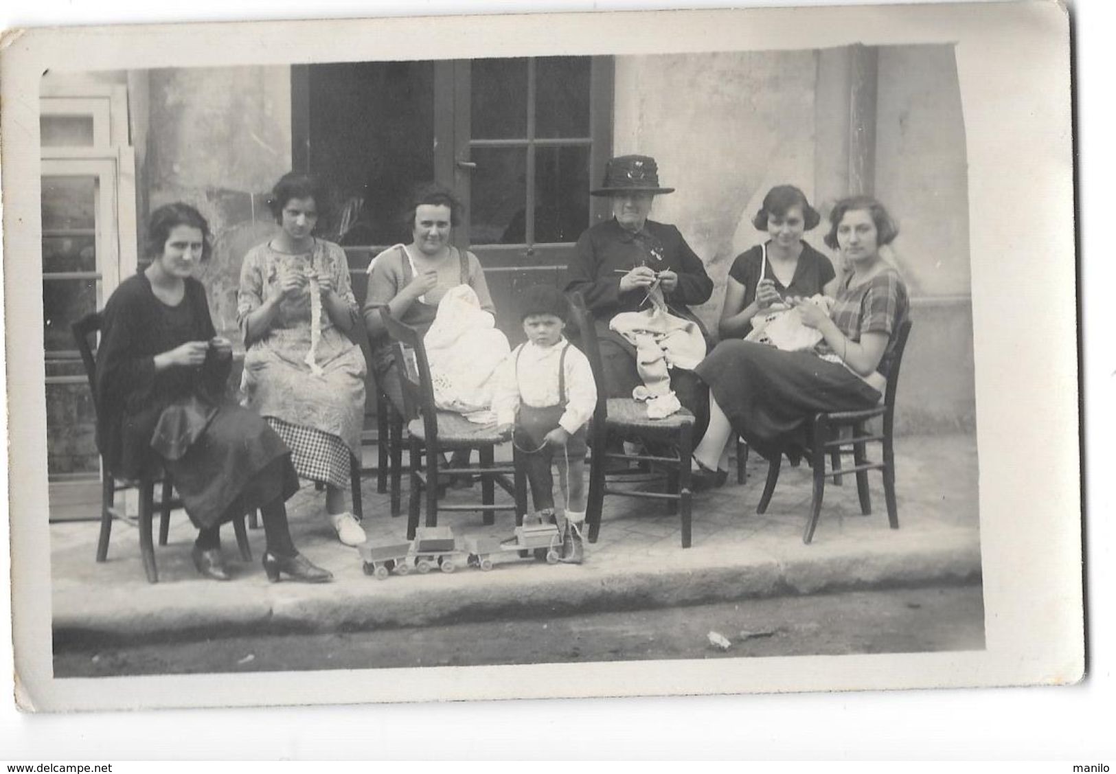 83 - LORGUES - Carte Photo ROUX Photographe à LORGUES - FEMMES Qui TRICOTENT, COUSENT,BRODENT, ENFANT Et TRAIN EN BOIS - Lorgues