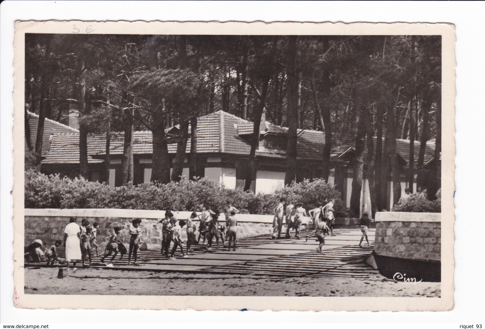 ARES - Aérium. Enfants Rentrant Après Le Bain De Soleil - Arès