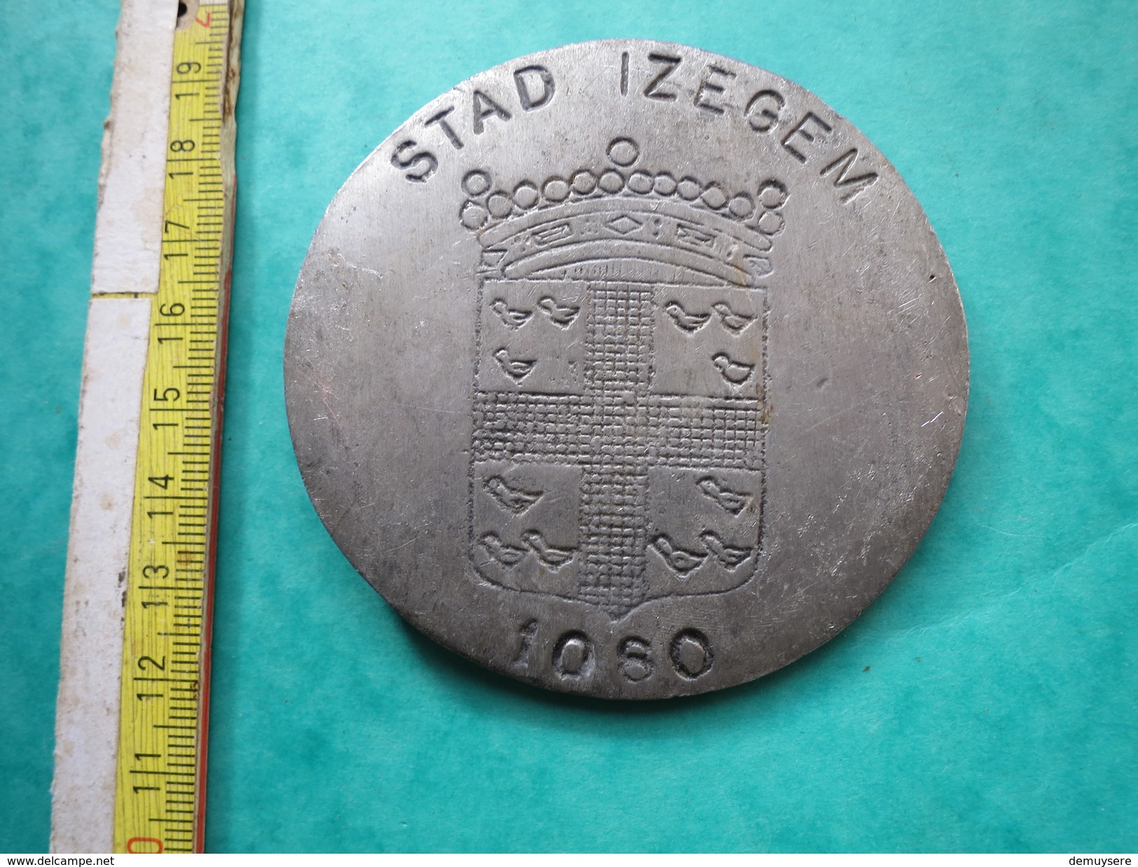 M G - STAD IZEGEM - 1080 - TIN - 91 GRAM - Jetons De Communes